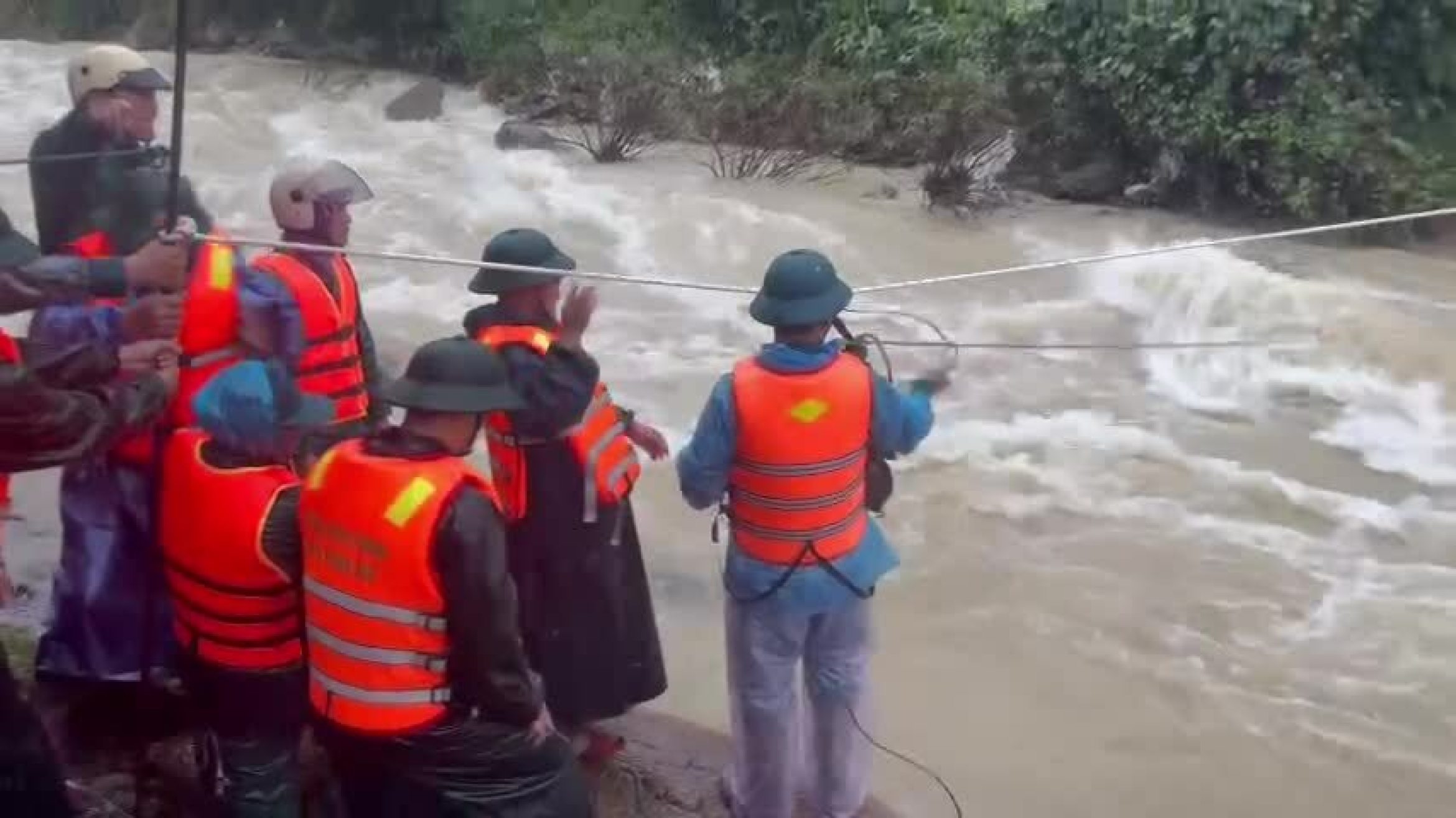 使用滑轮和无人机为孤立居民提供补给