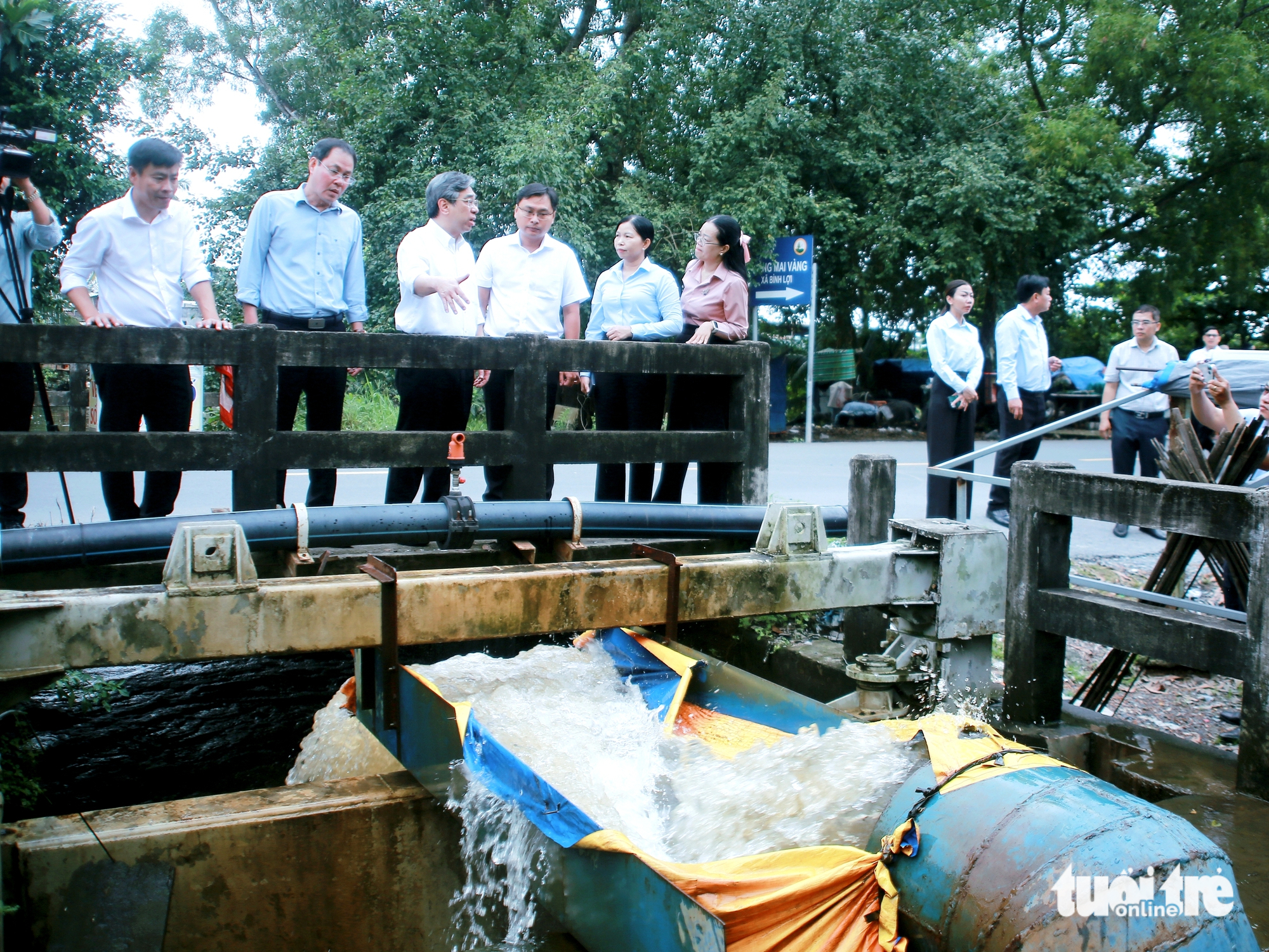 胡志明市市委副书记阮福禄慰问平利村金梅农民