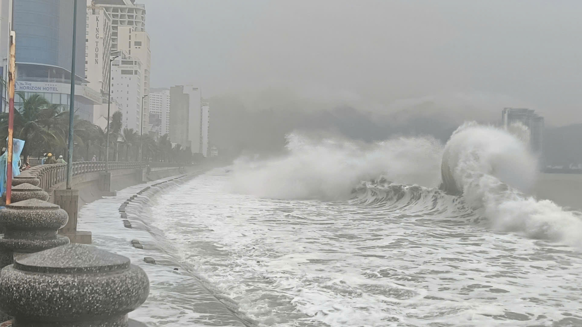 今日天气 12-11：凤凰台风离开南海，内陆晴朗