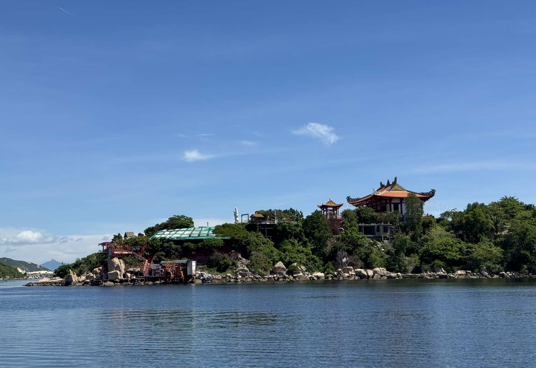 云峰湾最美丽的寺庙：四面环海，尽情打卡迎风