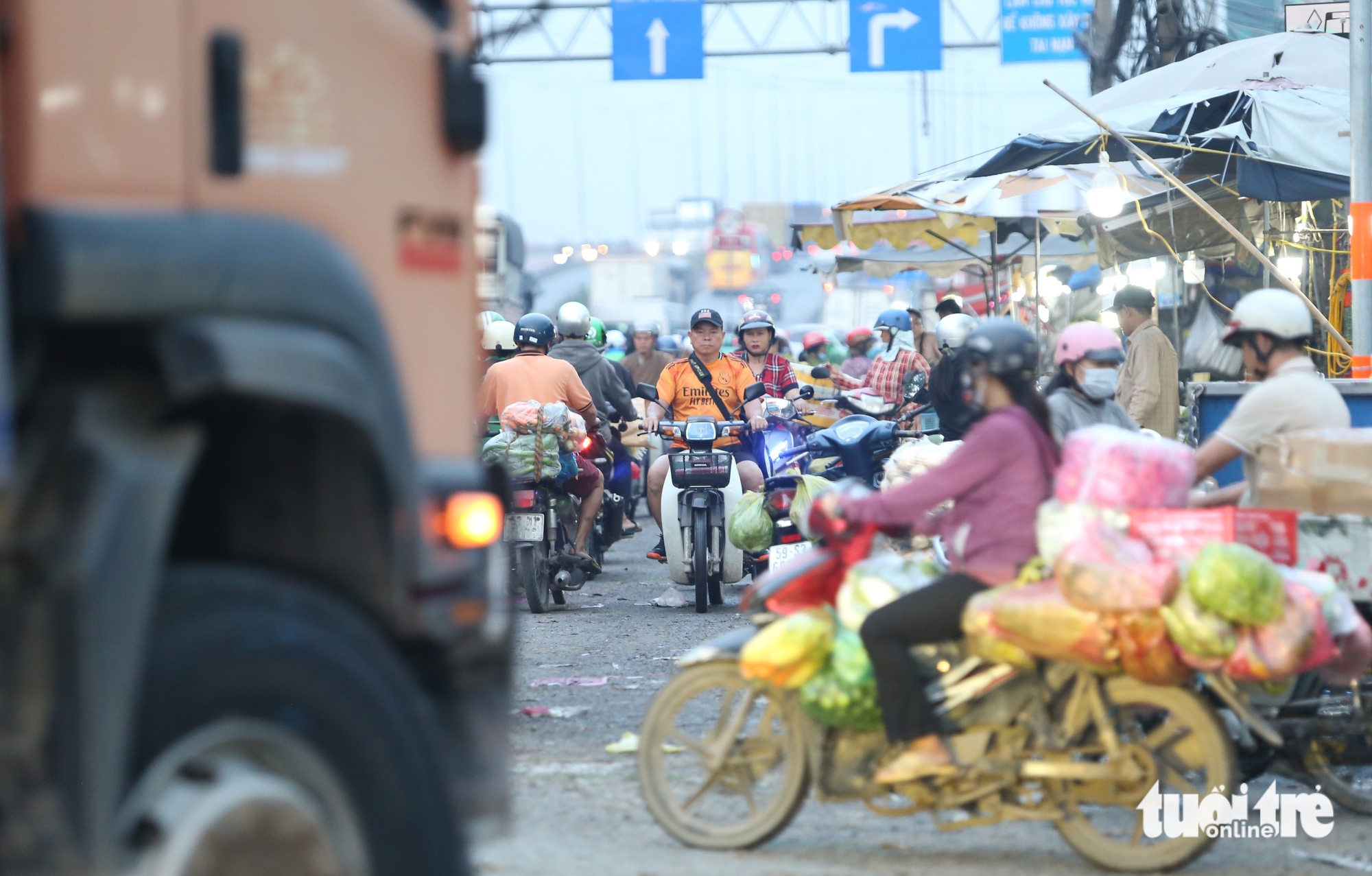 胡志明市摩托车排队逆行，多条道路成为违规者的专用车道