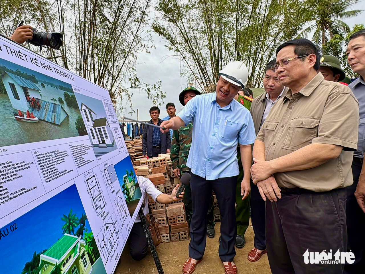 访问富安省洪水中心，总理详细指导为民众建造防洪房屋