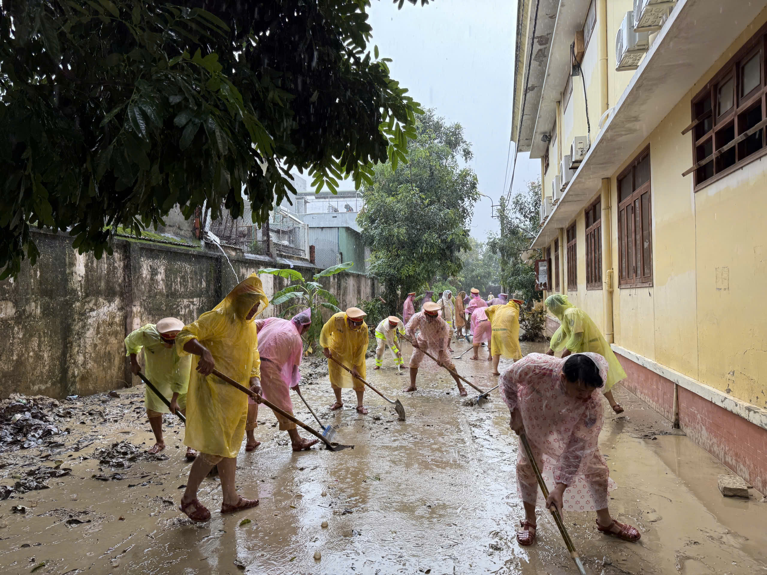 胡志明市公安局派遣500名干部、战士支援多乐、嘉莱、庆和洪水灾区