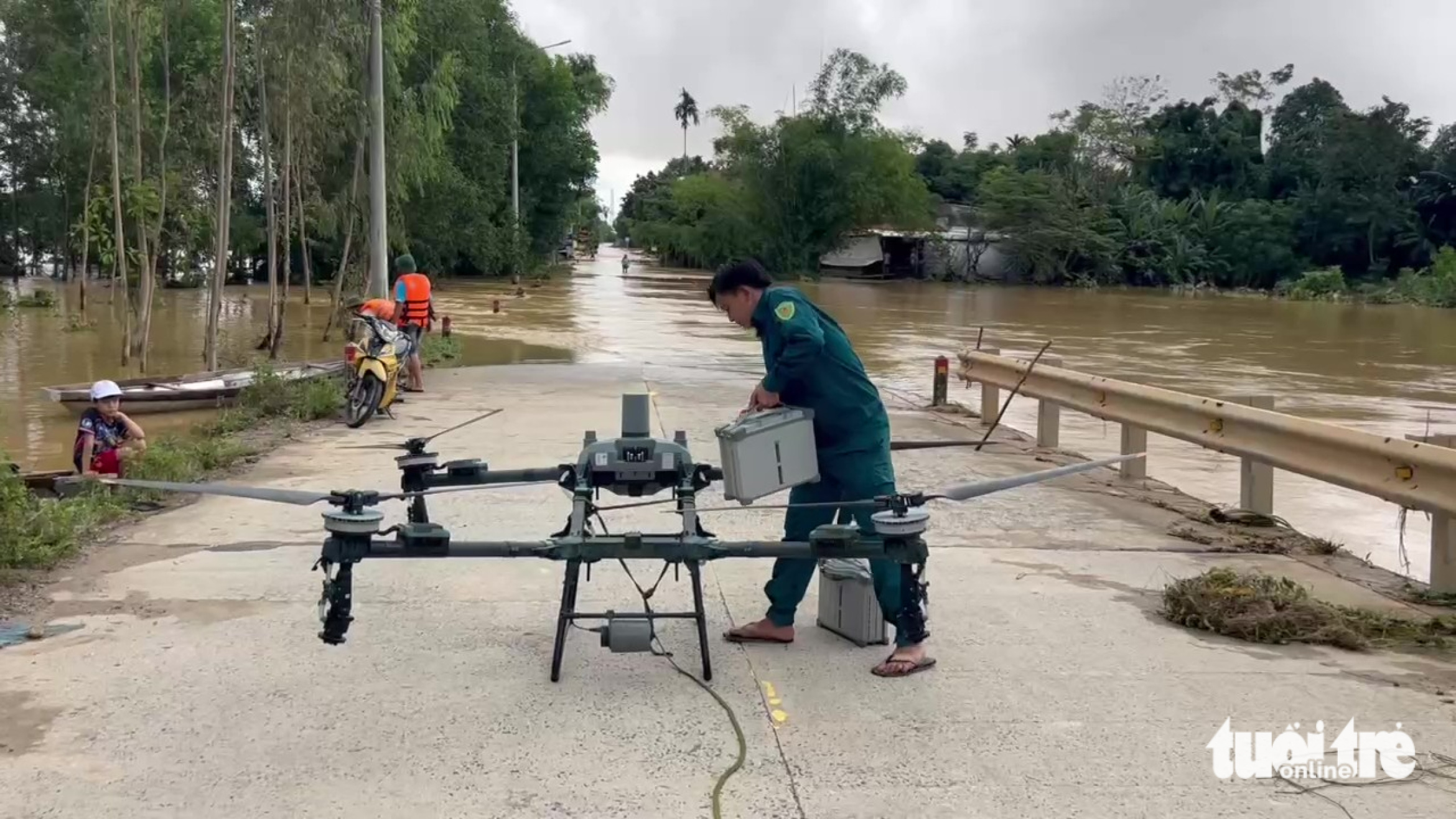 无人机运送救援物资到洪水中心区,令人耳目一新