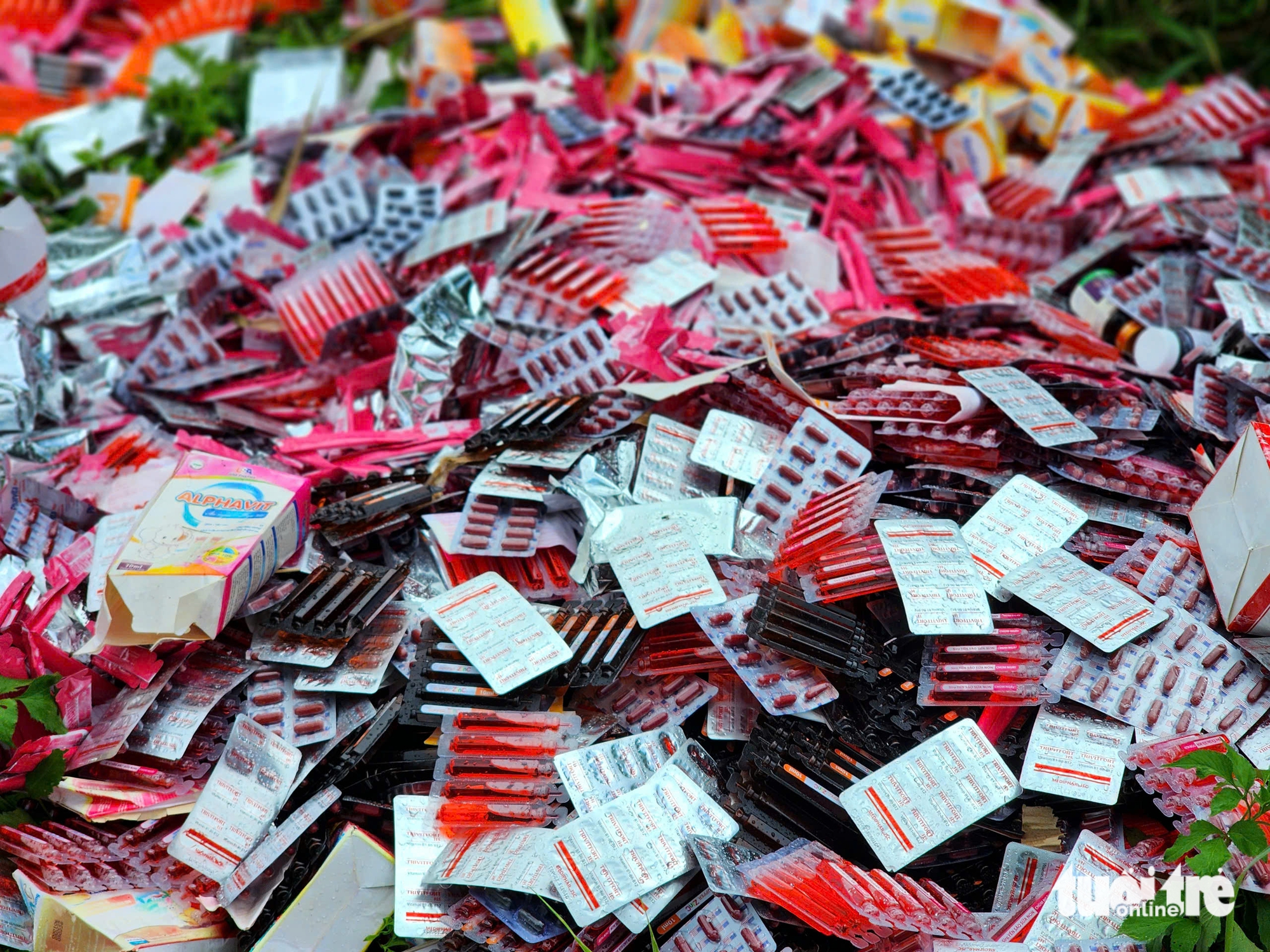 胡志明市发现数千盒功能性食品堆积如山近景
