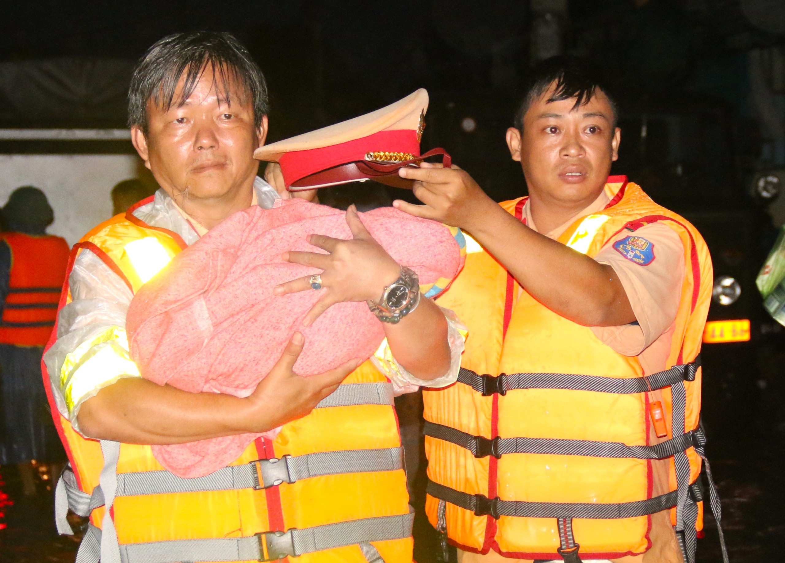 庆和省洪水中救援20天新生女婴的旅程