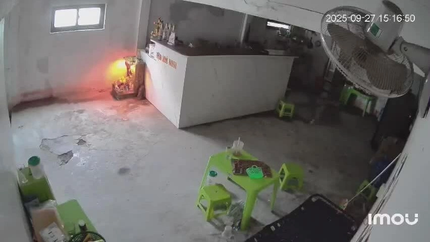 龙卷风在顺化市掀翻多间房屋屋顶