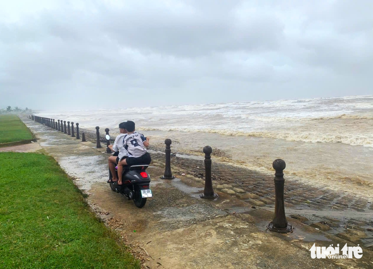 台风Bualoi登陆前海浪汹涌，一些人仍去海边观赏