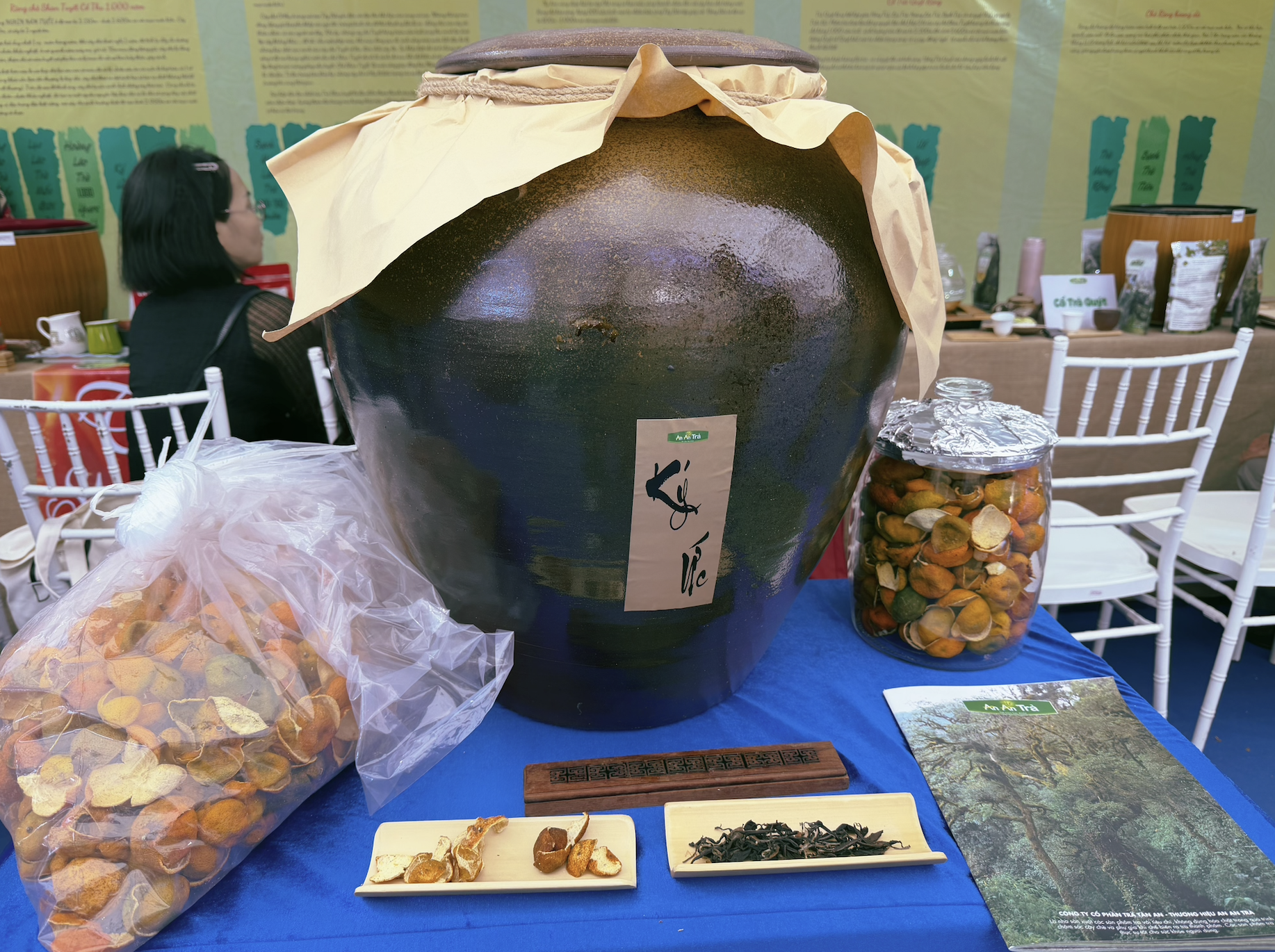 在世界地图上定位越南茶