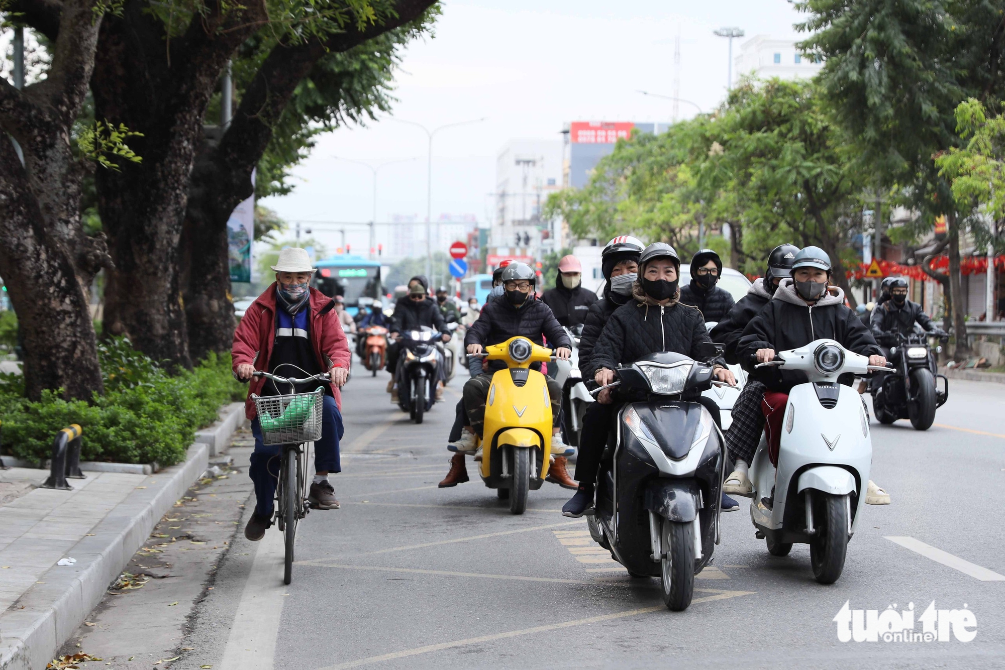 首都居民在连续多日污染警告紫色后外出'呼吸'新鲜空气