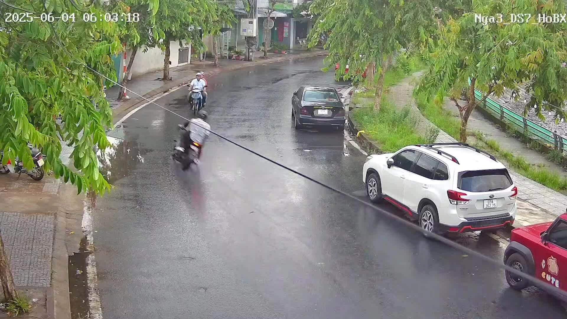 骑摩托车撞墙，外国青年死亡