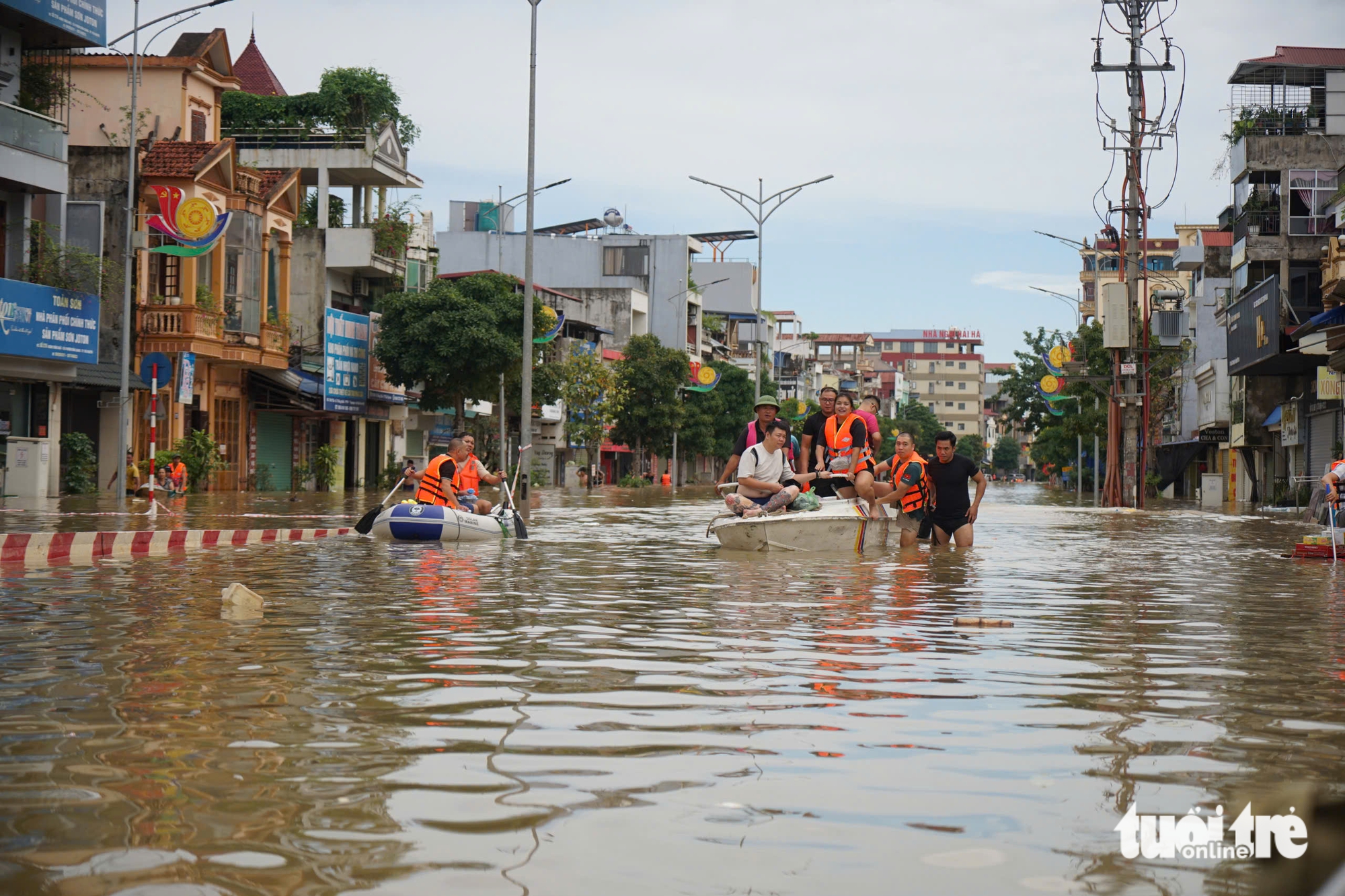 太原洪水区居民爬上屋顶乞求一瓶水
