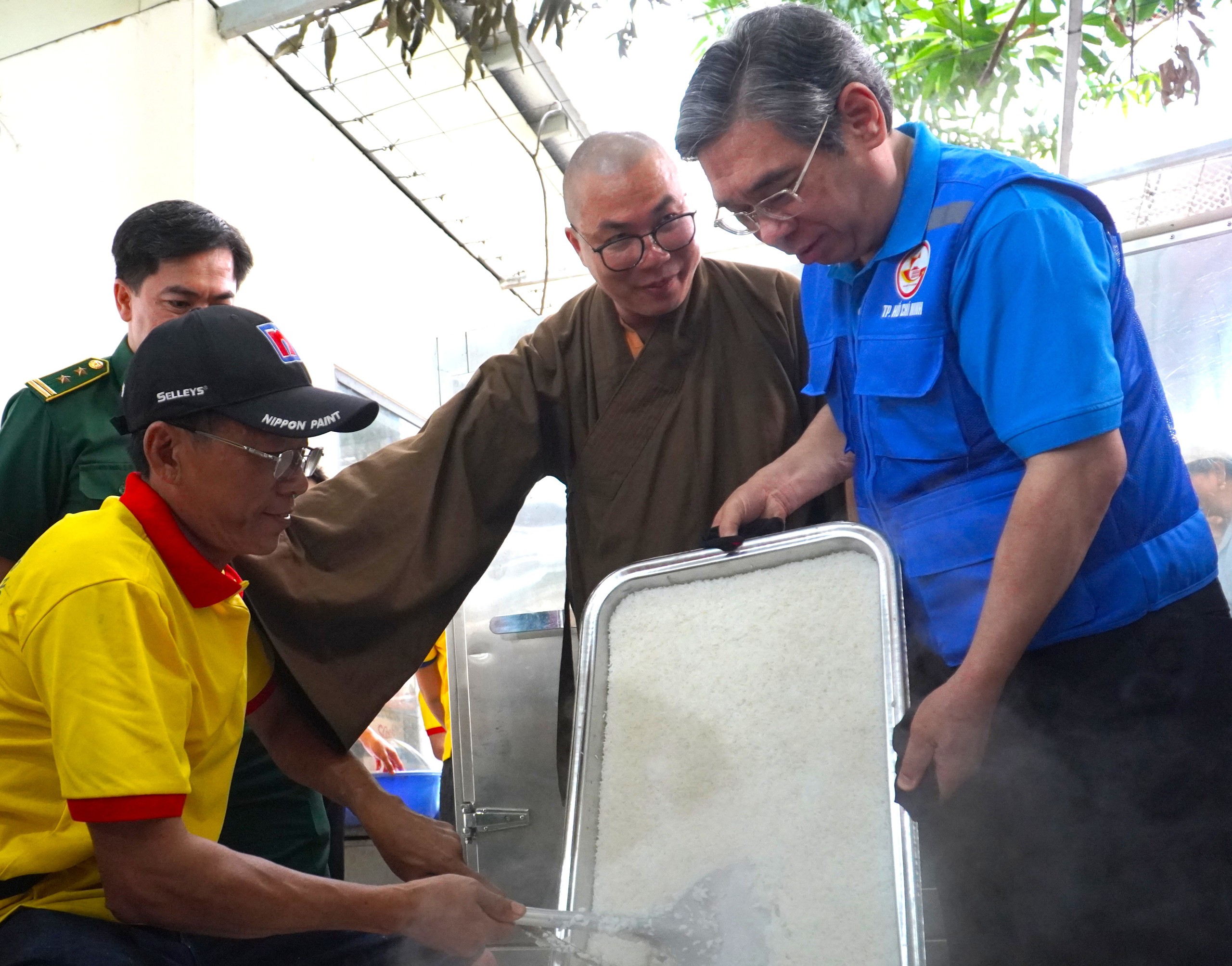 胡志明市全力支持庆和省克服历史性洪灾后的损失