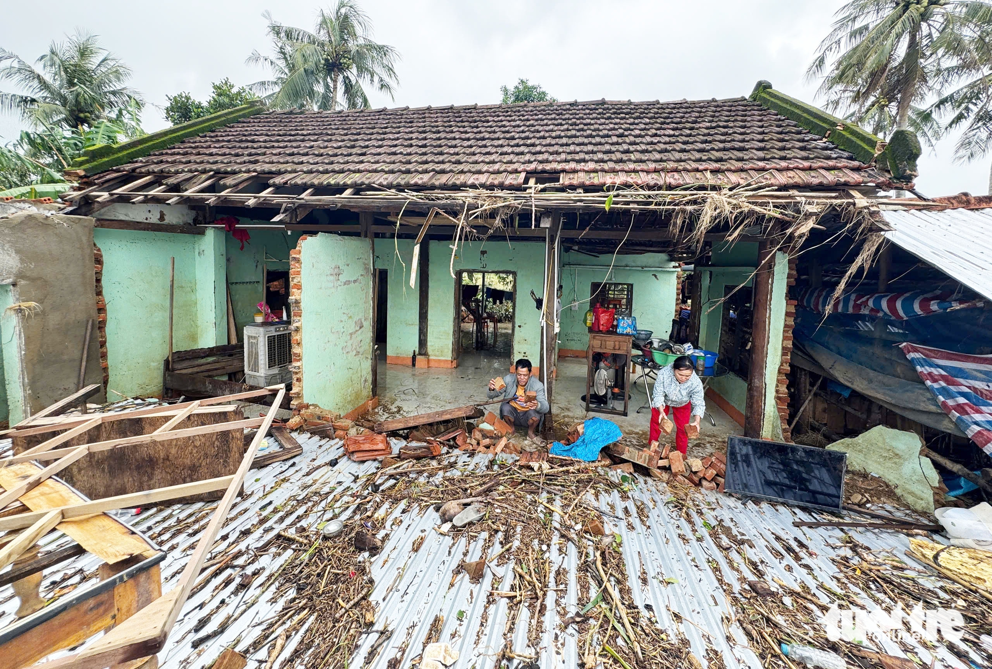 洪灾中心和盛：阮氏凝在废墟中点燃炉火，燃起希望