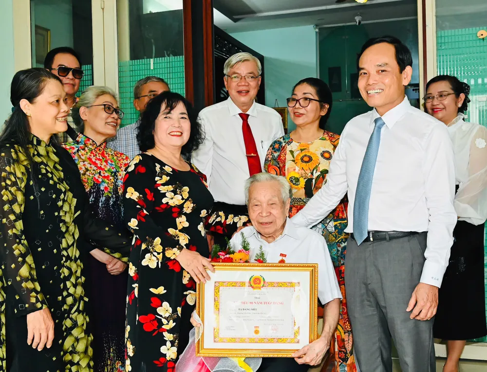 胡志明市市委书记陈留光向谢登超同志颁发80年党龄纪念章