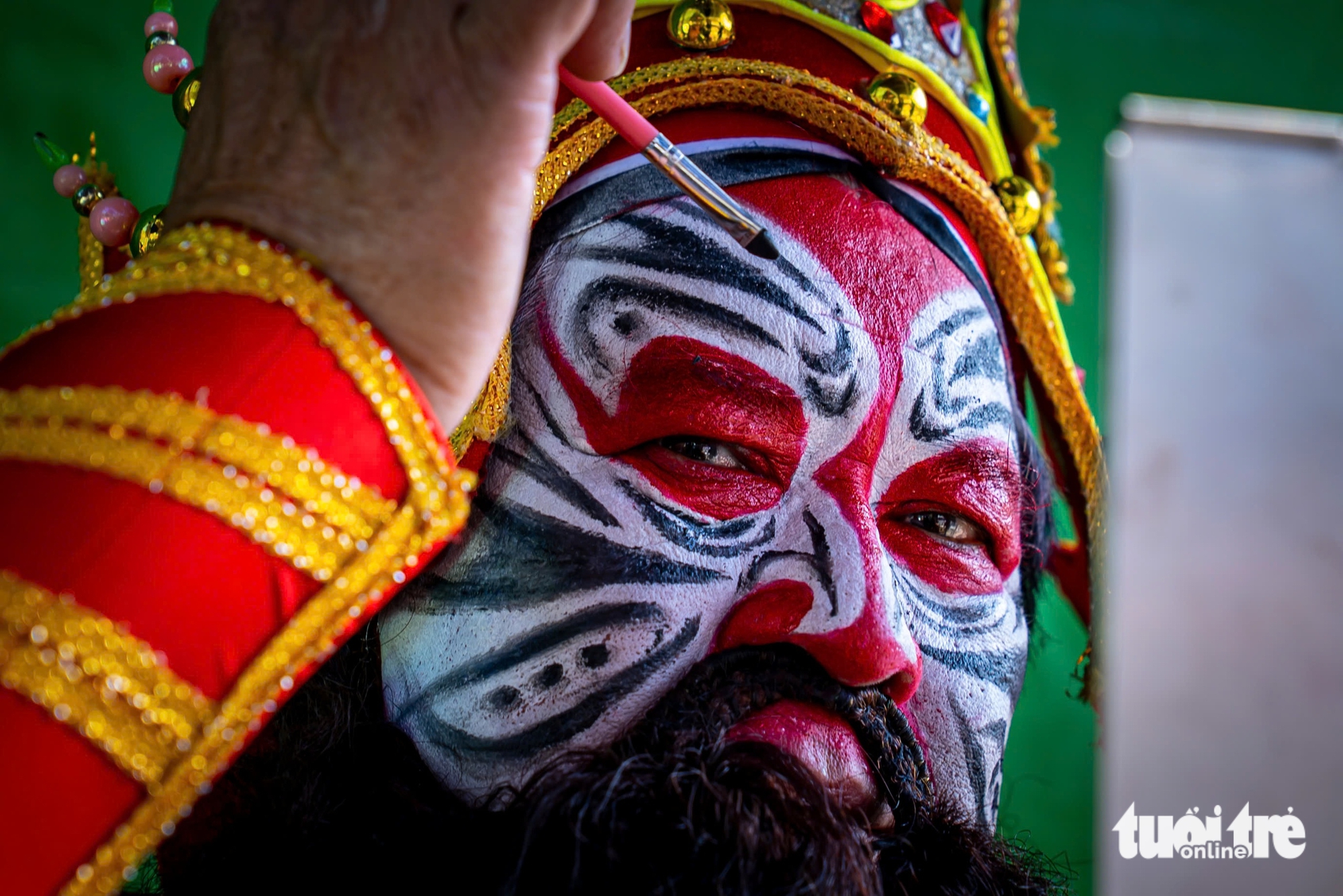 平定省独特的戏剧面部绘画艺术