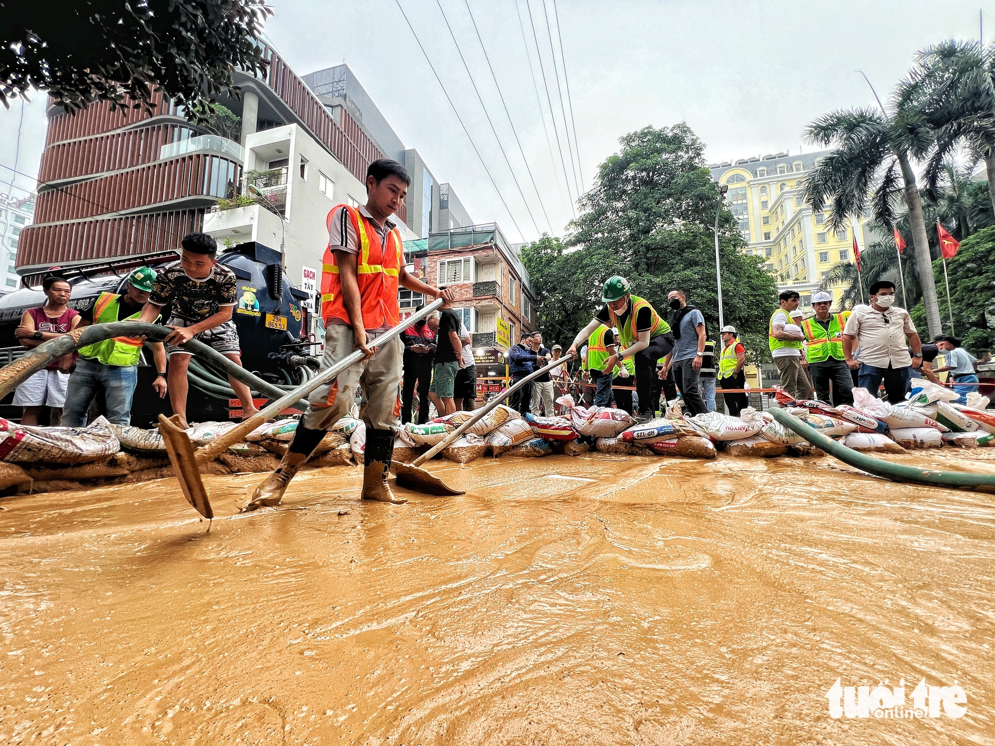 市民讲述地铁Nhon-Ha Noi站隧道挖掘附近泥浆喷出的瞬间
