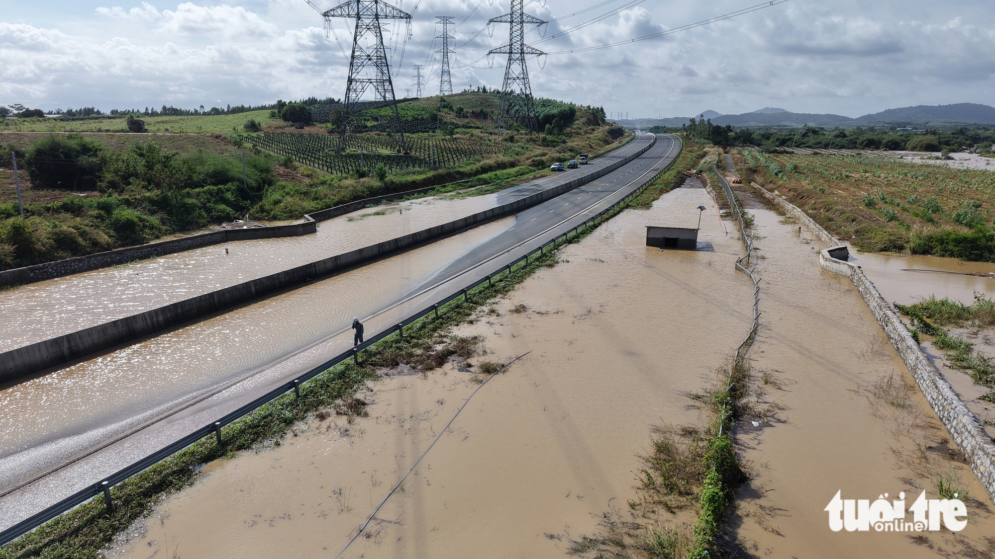 潘切-油吉高速公路防淹泵在洪水中淹没的图像