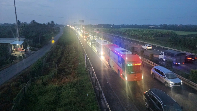 胡志明市-忠良高速公路上载有20多人的汽车起火