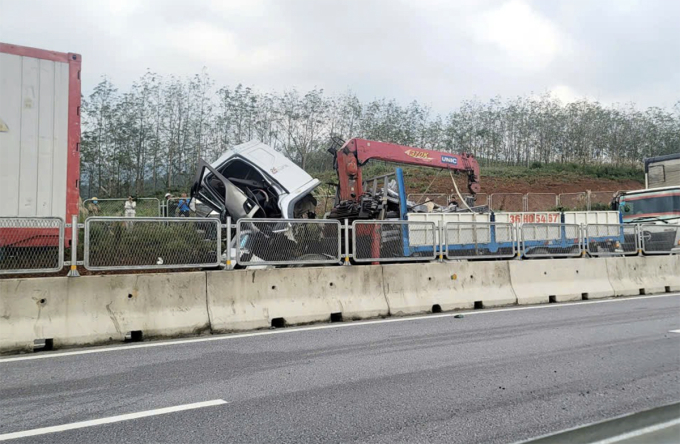 卡车追尾牵引车，两人死亡