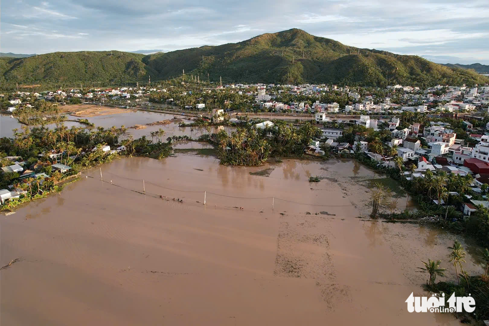 达克拉克沿海令人痛心的景象：房屋倒塌、屋顶被掀翻，卡马尔吉台风造成2人死亡