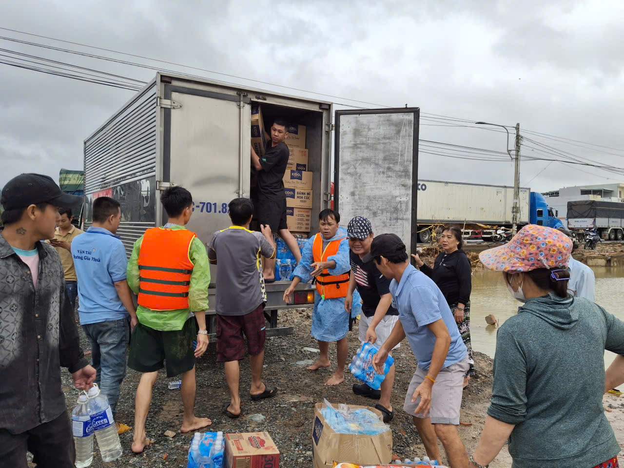 多处山体滑坡，数千居民仍被隔离