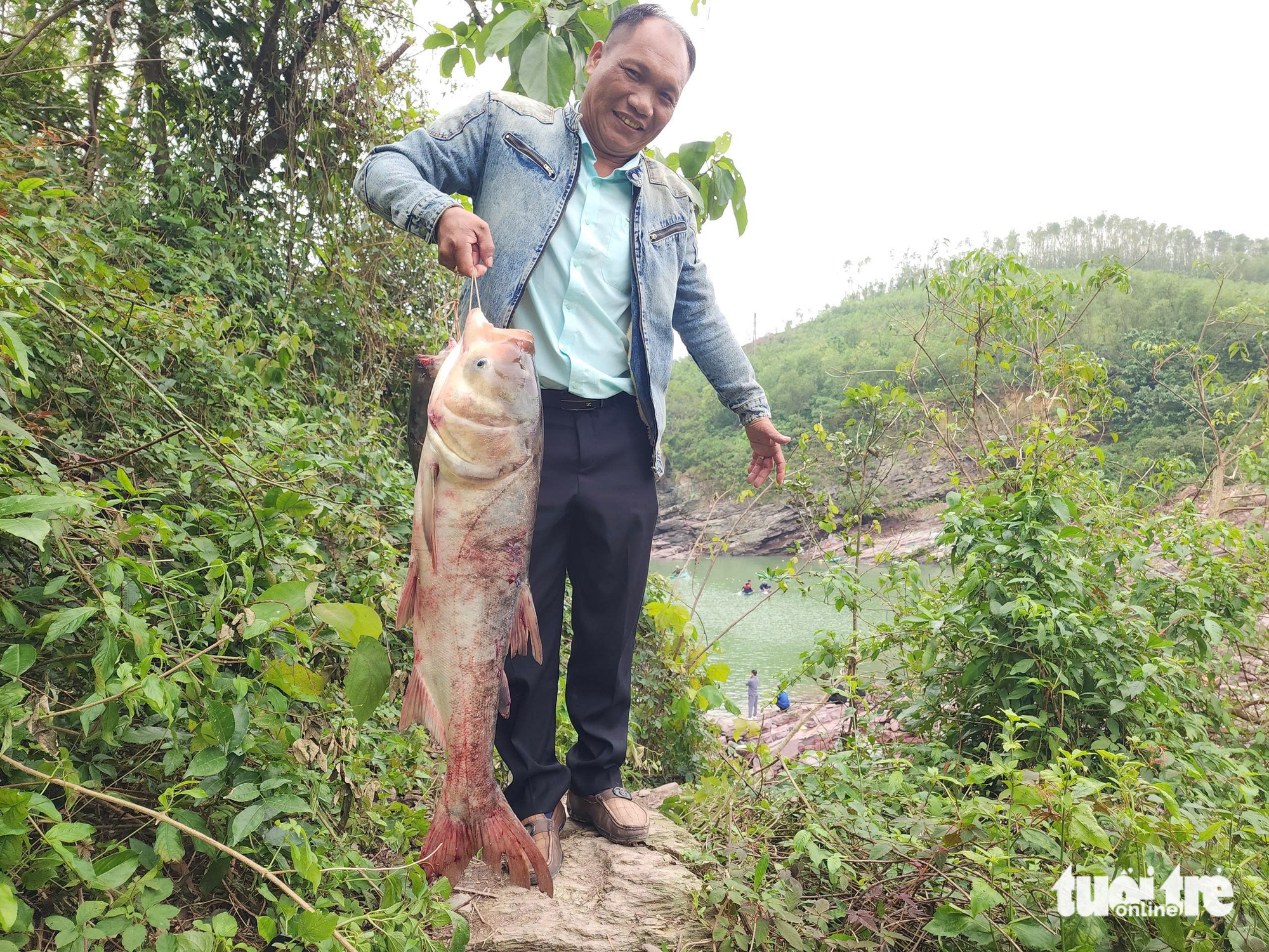 洪水泄洪时，人们争相捕捞格戈湖的'巨型'鱼