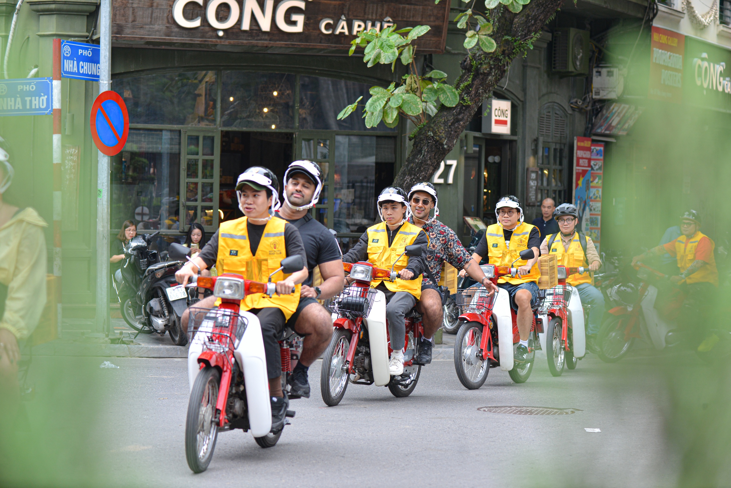 独特之旅：独立日探索河内，乘坐传奇红色Cub摩托车