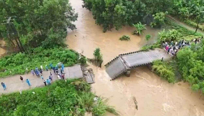 桥梁断裂，近1300人被洪水围困