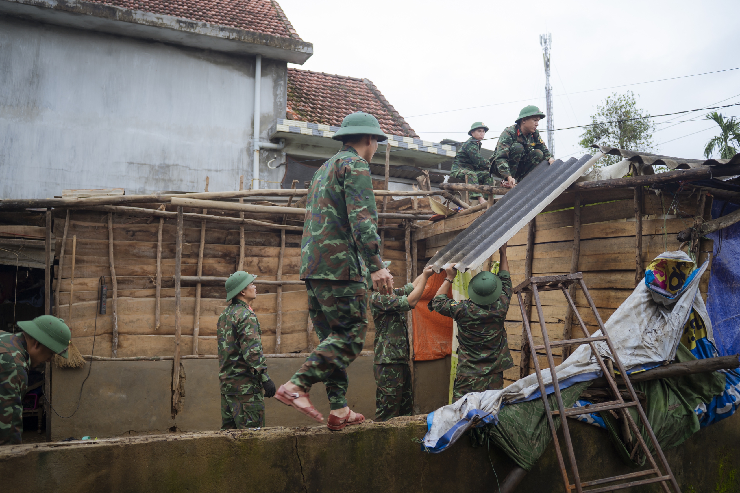 顺化神速为洪水灾区民众重建房屋