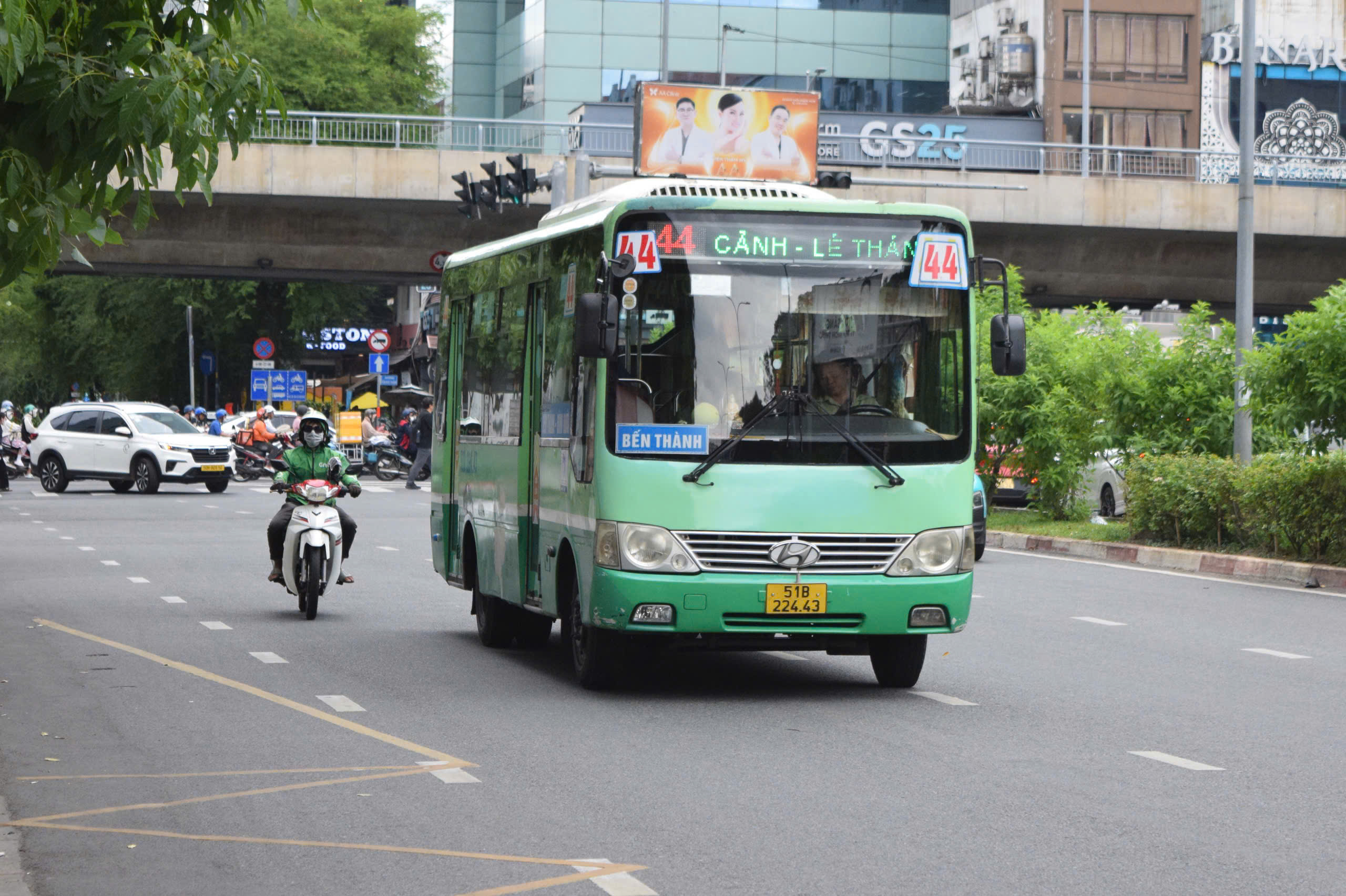 胡志明市市民告别运行数十年的37条旧公交线路