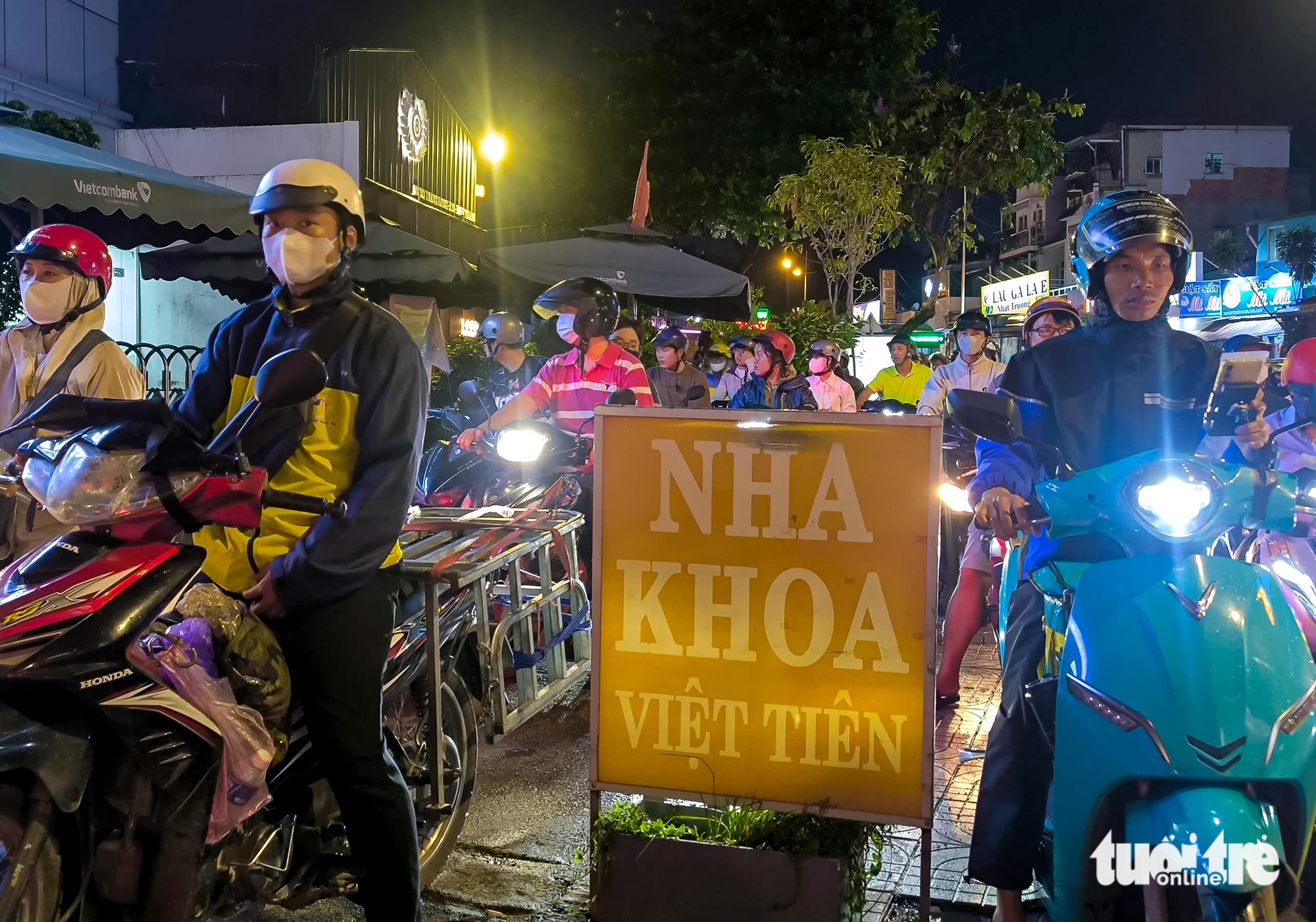 Nơ Trang Long 路上的红灯'戏弄'了30分钟