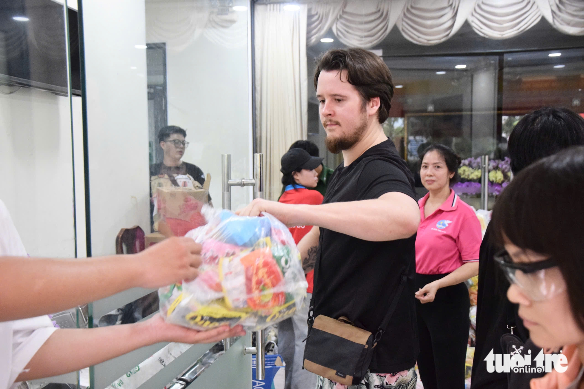 外国人卷起袖子，与胡志明市同胞一起向中部地区传递爱心