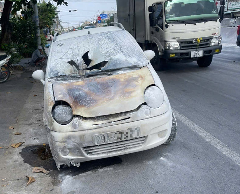 汽车在穿过西宁的1号国道上行驶时起火
