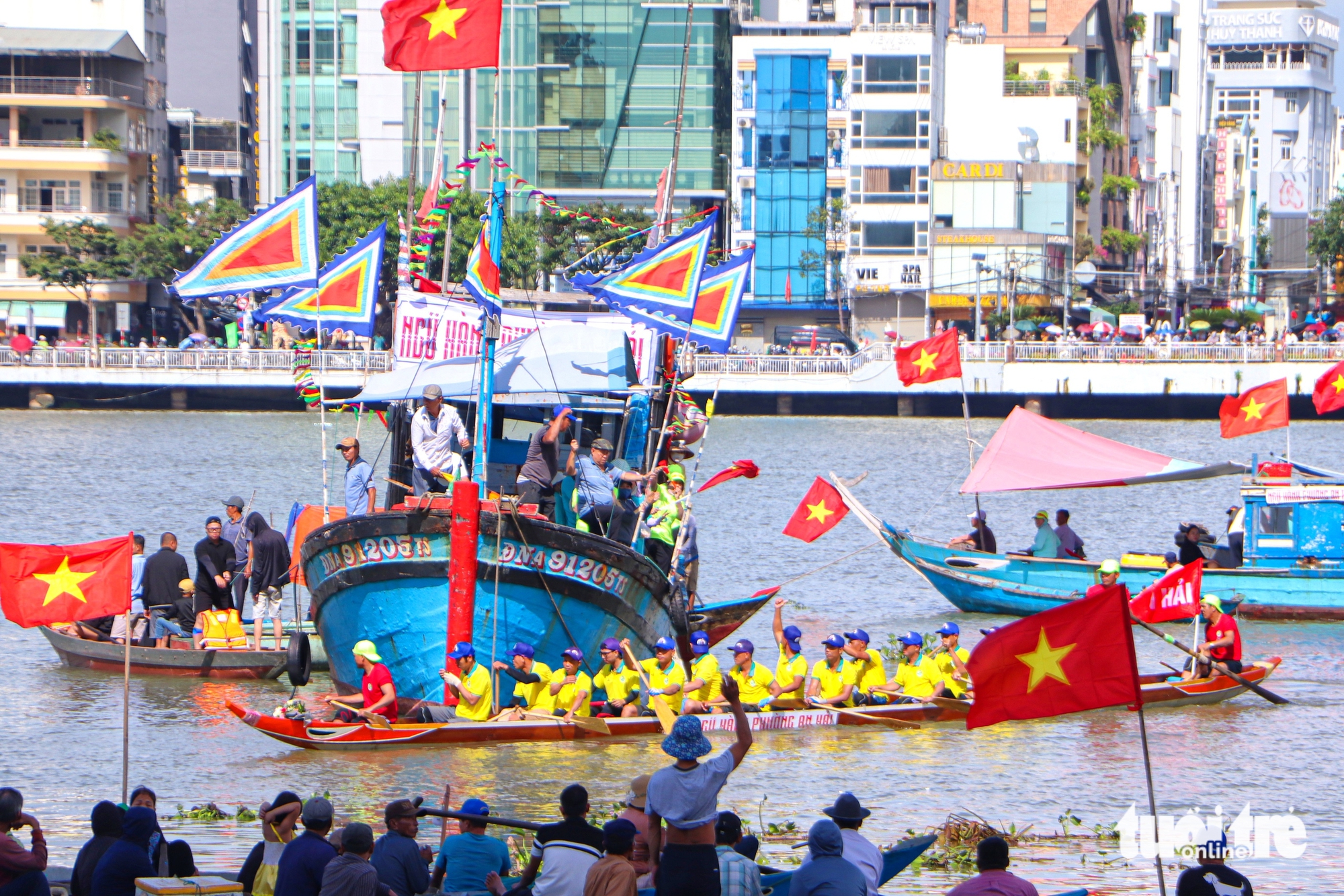 数千名岘港市民观看赛船庆祝9月2日国庆节