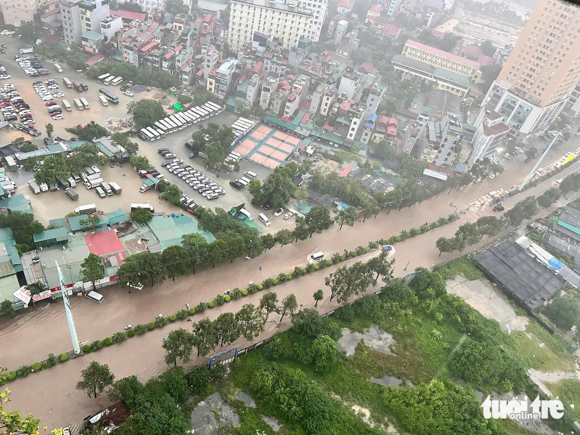 河内第五号台风整夜大雨，多条道路深积水，交通瘫痪