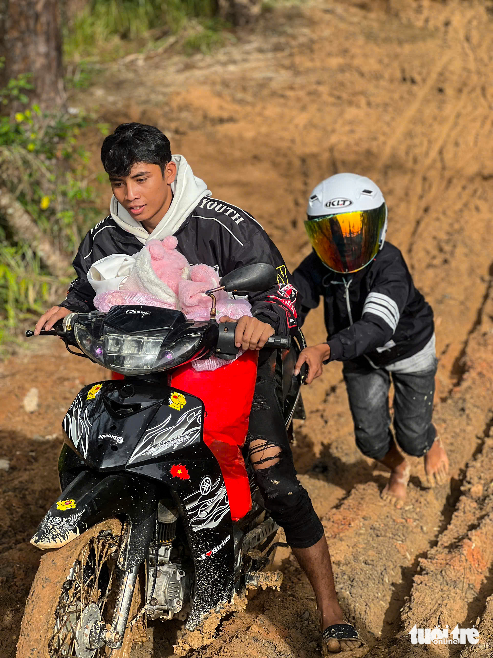 达叻山口长期关闭，民众泥泞跋涉穿越森林