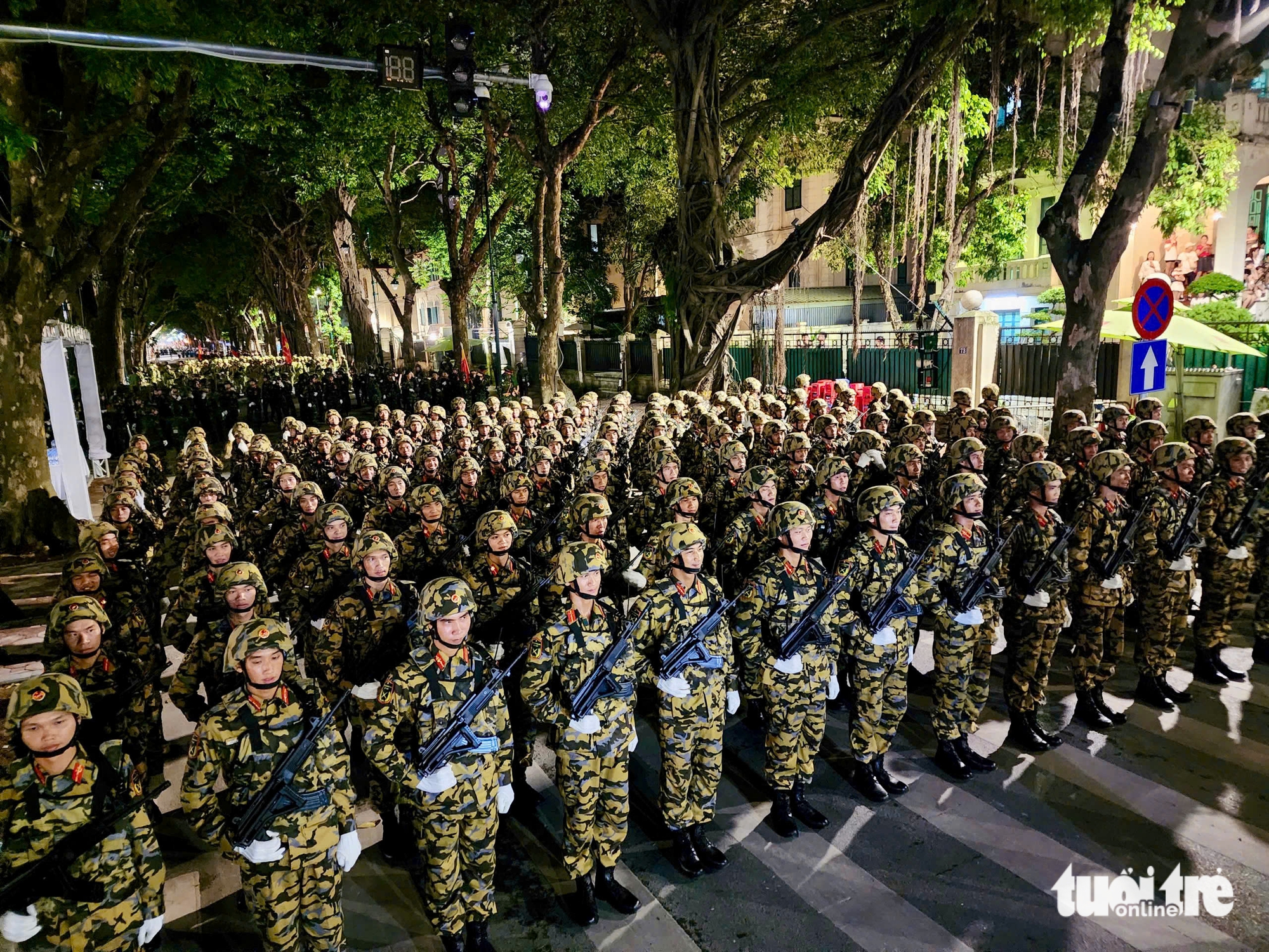 美亭体育场鸣炮，开启阅兵游行合练序幕