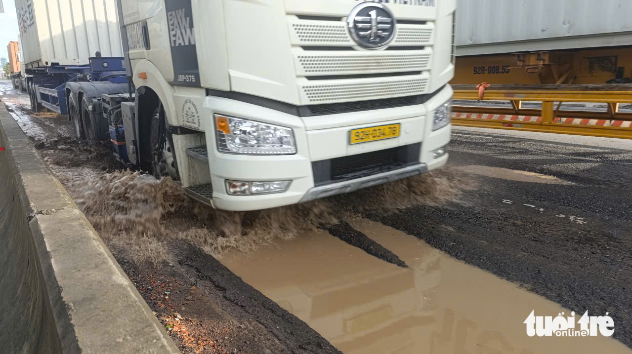 岘港市中心的主干道如同'犁过的田地'