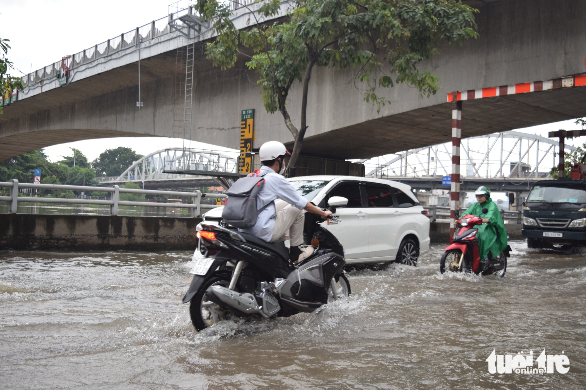 潮汐结合雨水导致内涝，胡志明市市民下班时段涉水而行