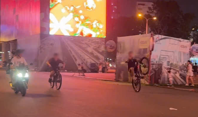 两名青少年在滨城市场前单轮骑自行车被记录在案