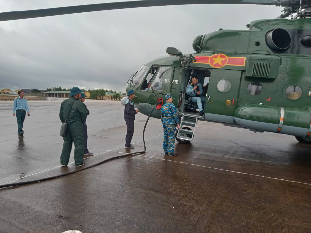 372师直升机飞入洪水隔离区，空投救援物资给民众