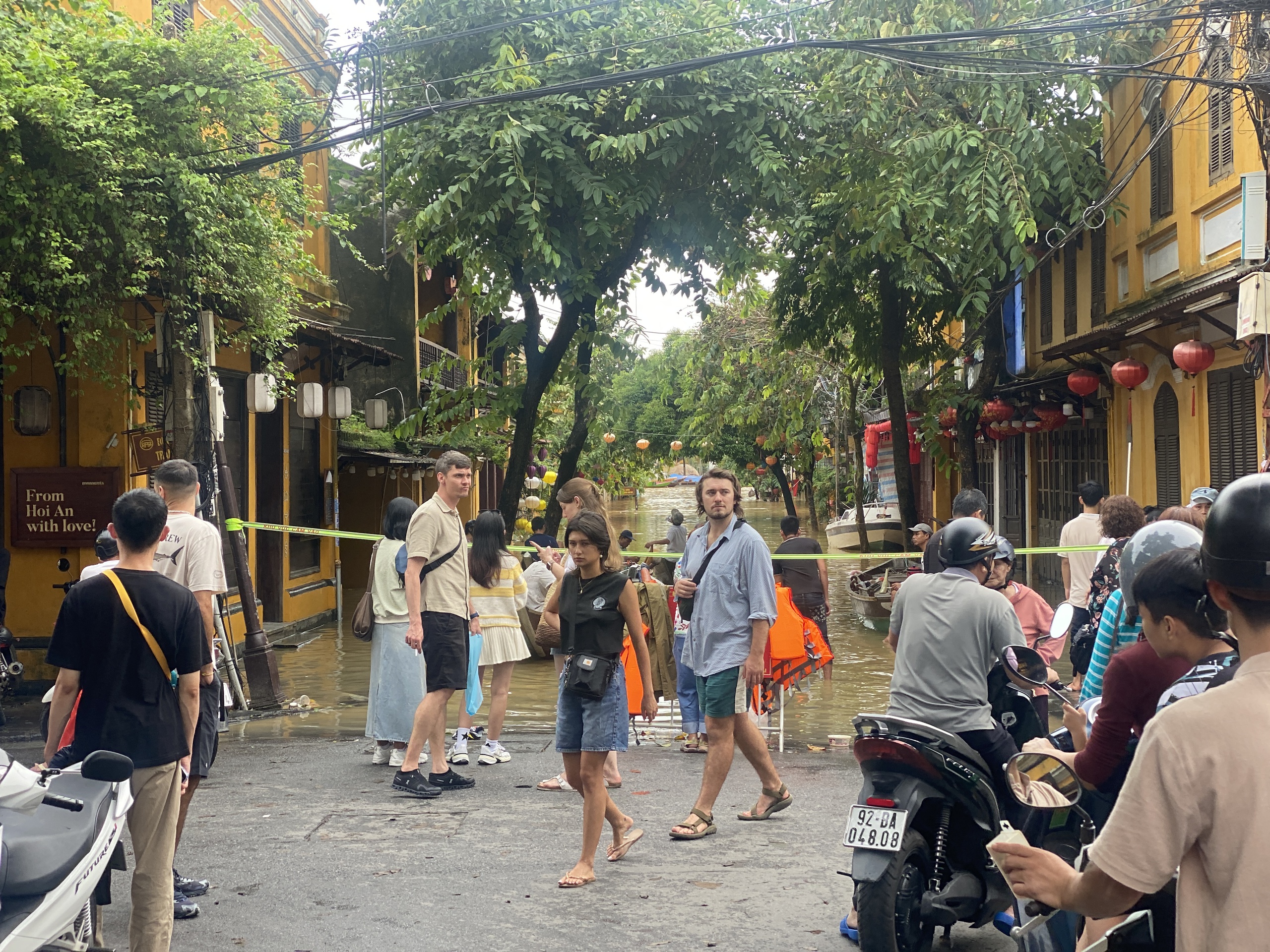 洪水再次上涨，会安古城依然游客如织