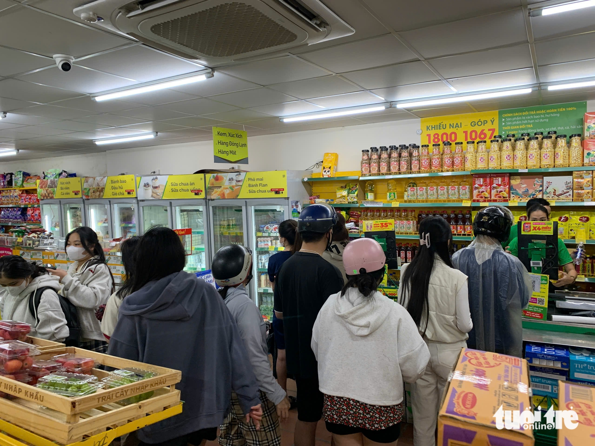 岘港：台风前居民抢购食品囤积，绿叶蔬菜'售罄'