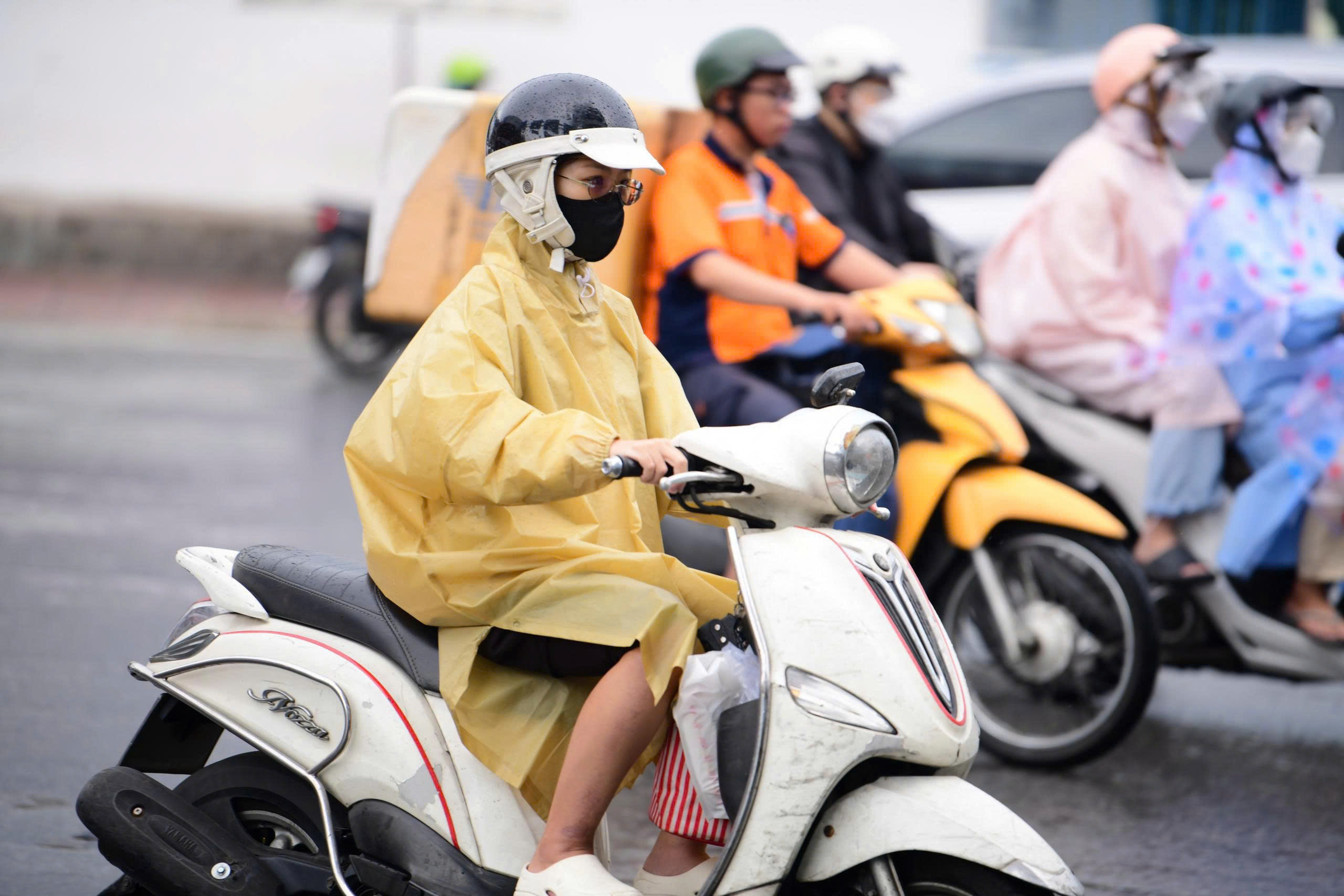 今天早上胡志明市有冷雨和季风，北部和中部将有大雨