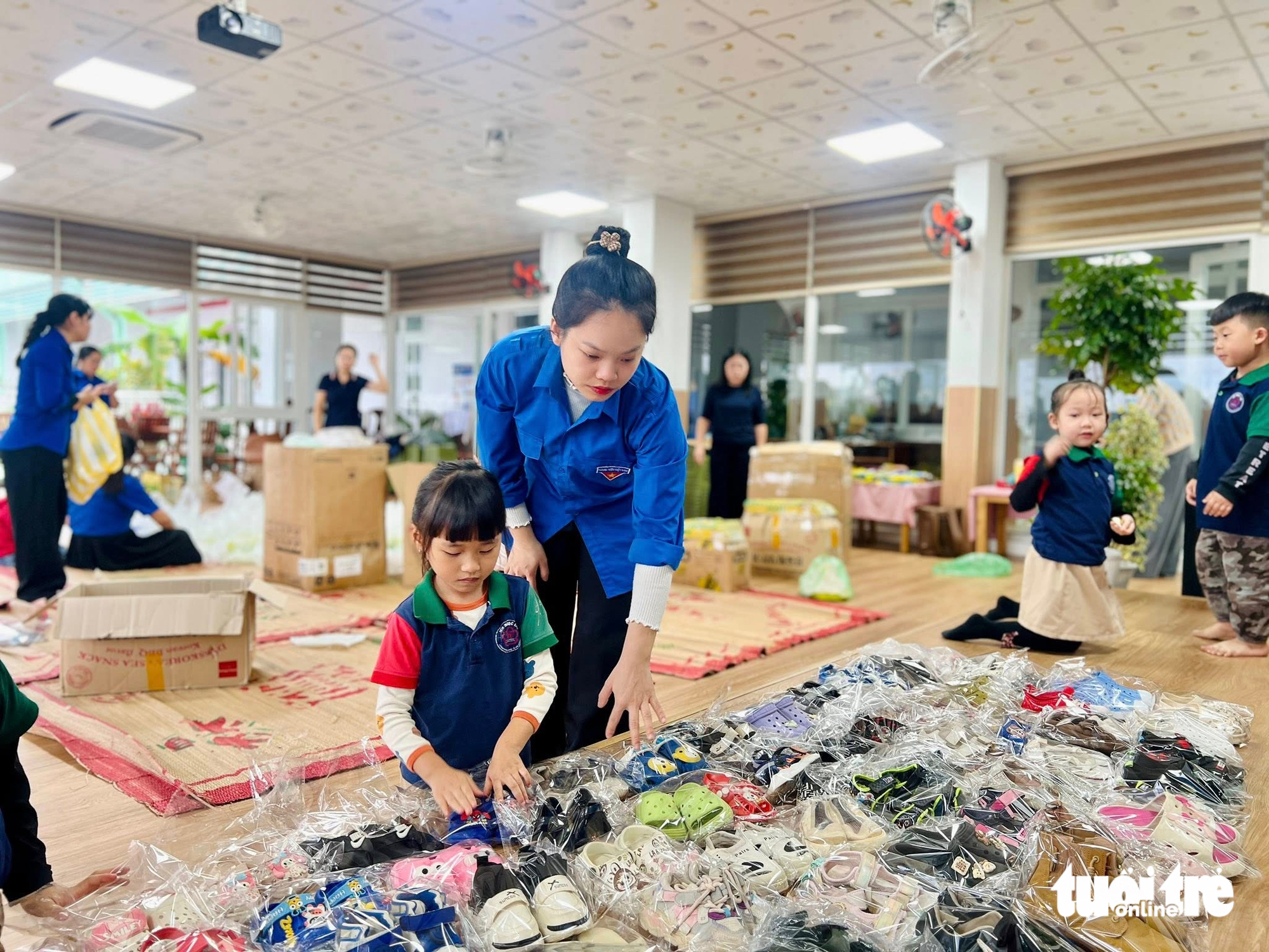 心疼幼儿园孩子们打包每双'还能穿'的鞋子送给洪水区的朋友