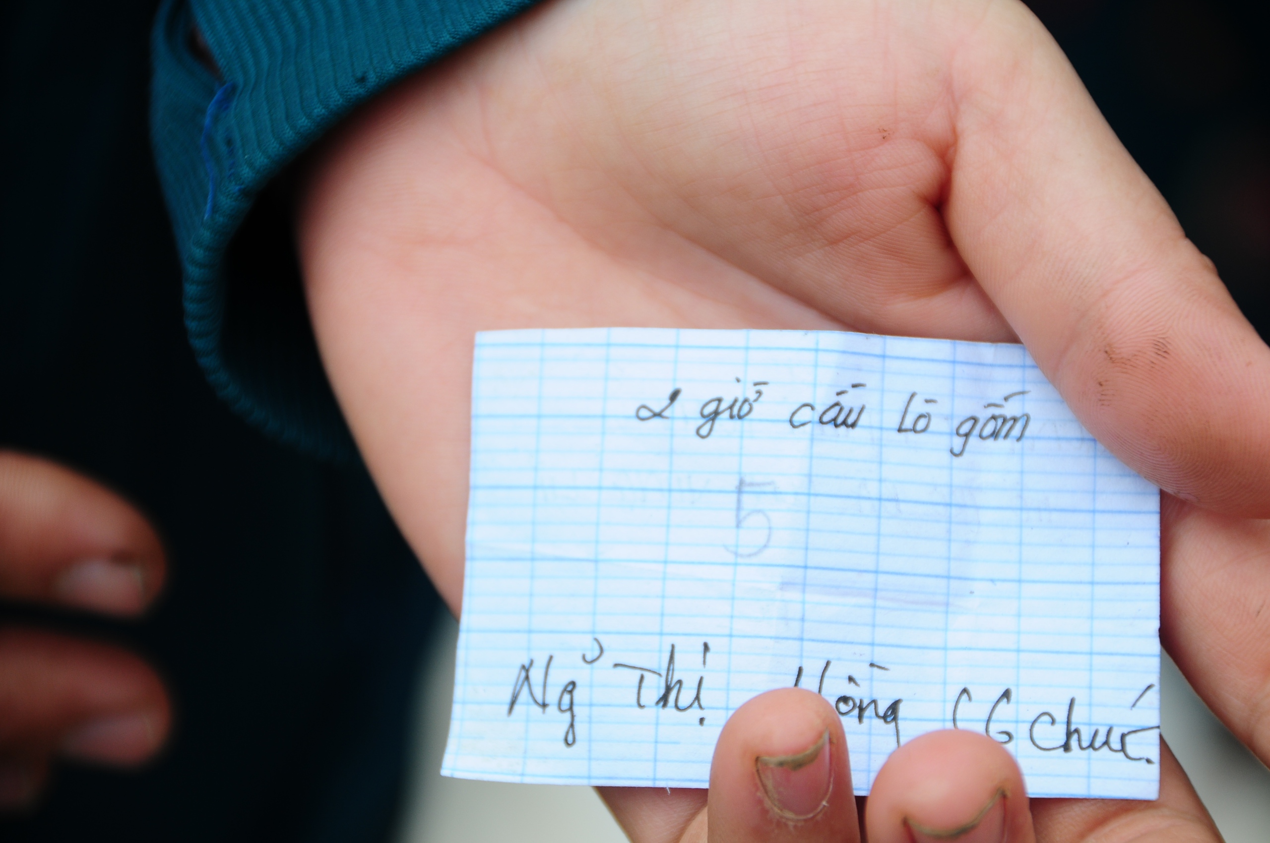 达克拉克洪水区令人心碎的场景：等待一床被褥的手臂，救援物资