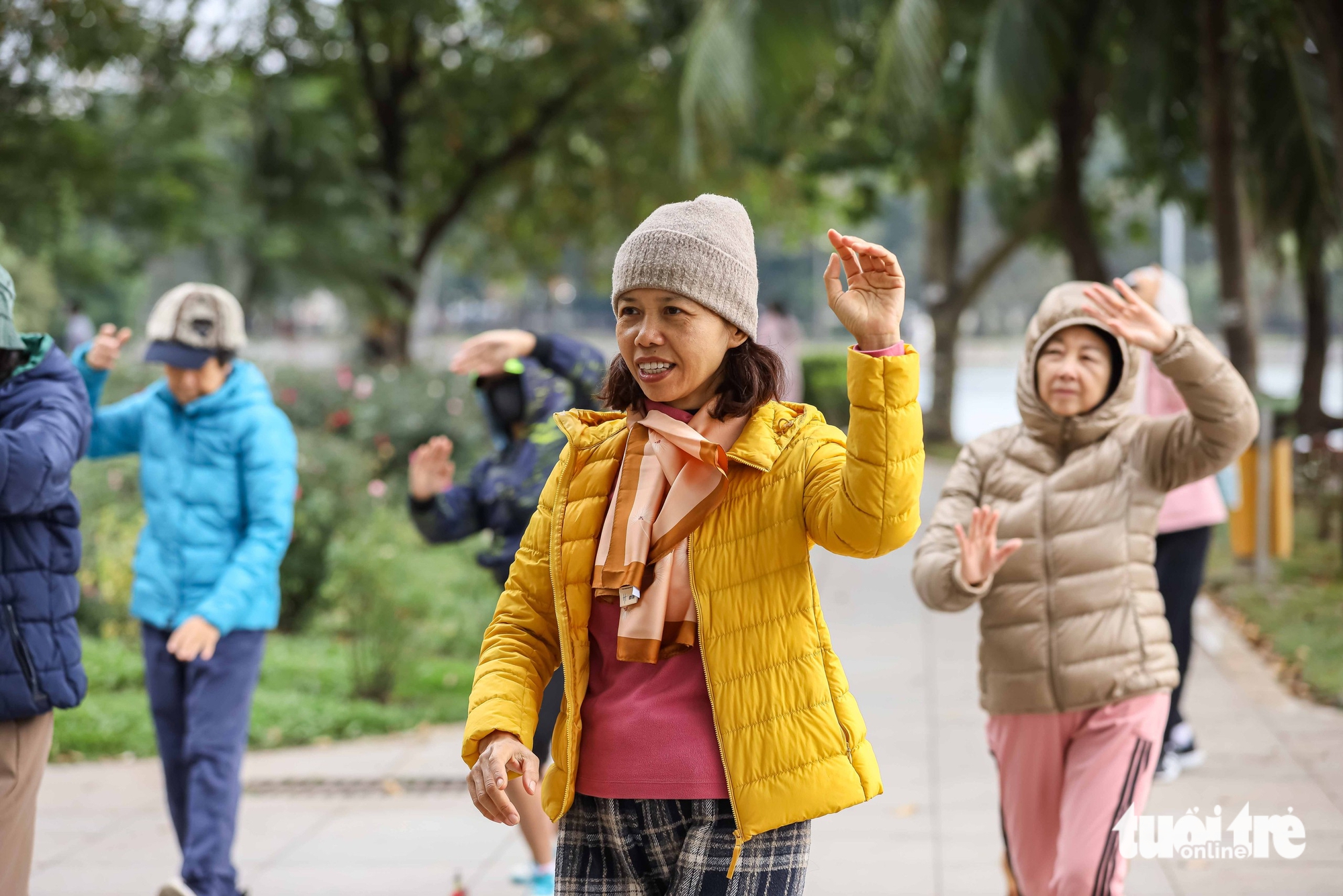 首都居民在连续多日污染警告紫色后外出'呼吸'新鲜空气