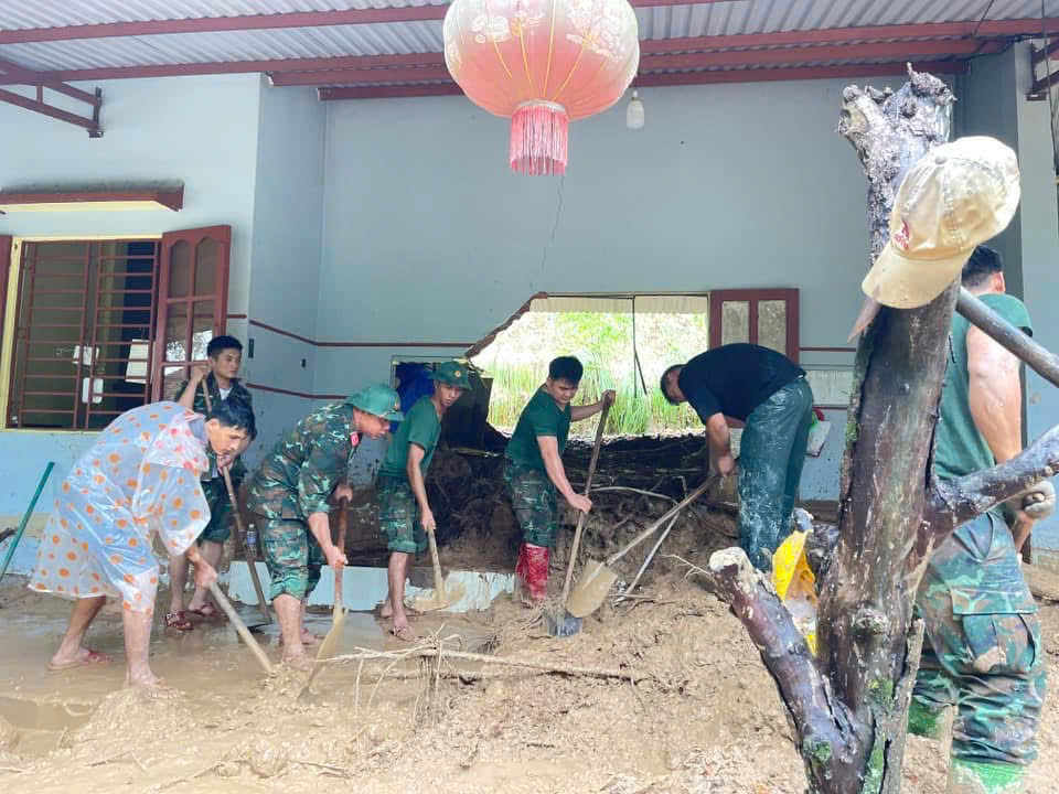 为3000户滑坡地区居民背送粮食补给