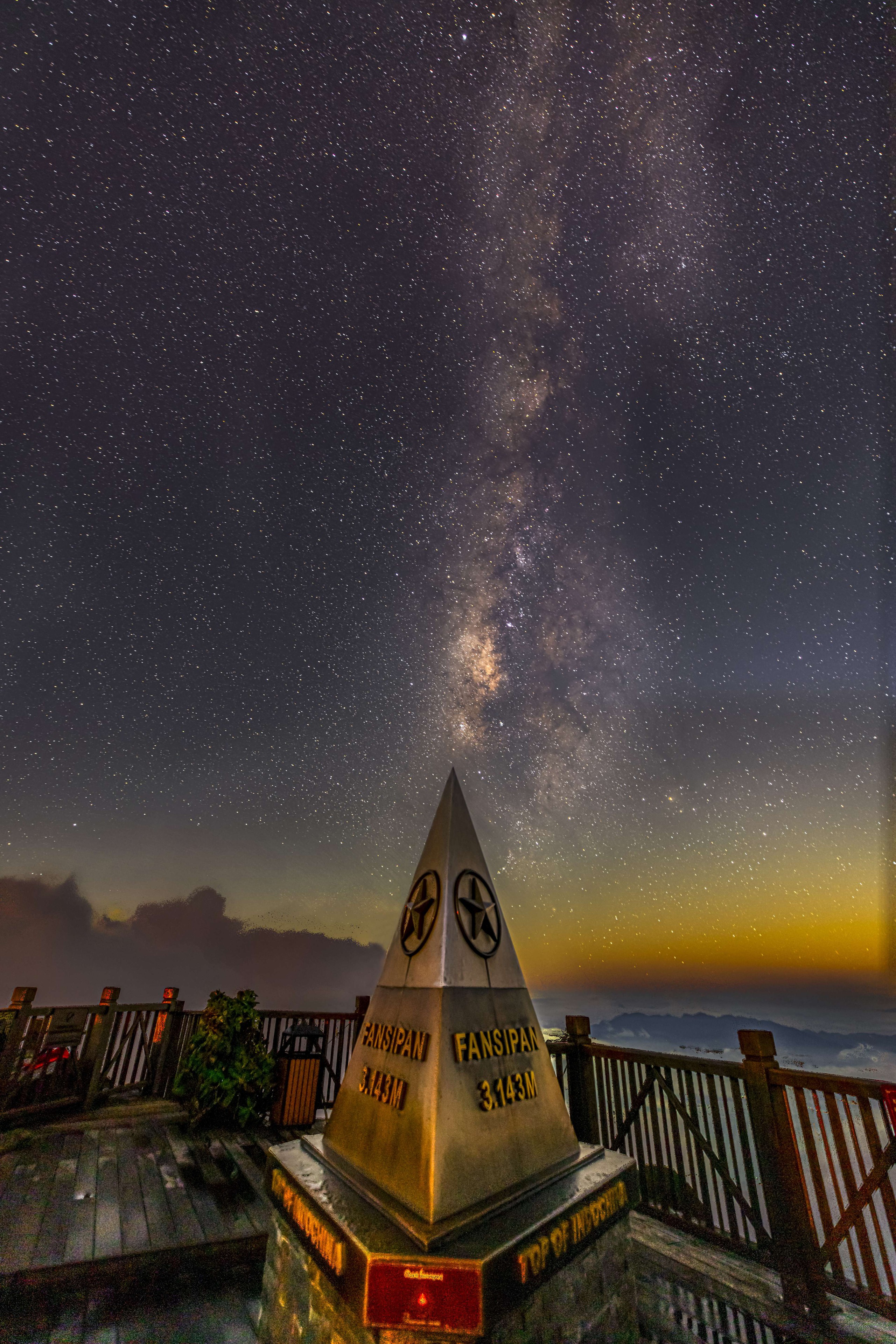 在番西邦峰顶欣赏璀璨银河的夜晚